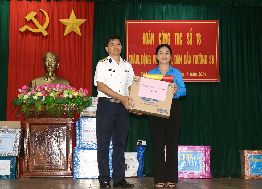 Tập đoàn Dầu khí Việt Nam thăm, động viên cán bộ chiến sĩ, người dân tại huyện đảo Trường Sa và Nhà giàn DK1/9 – Ba Kè